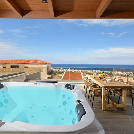 Nicole - Private Pool & Rooftop Jacuzzi